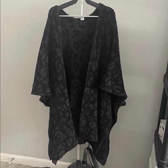 Mud Pie Black and Gray Leopard Reversible Chenille Poncho - Picture 4 of 11